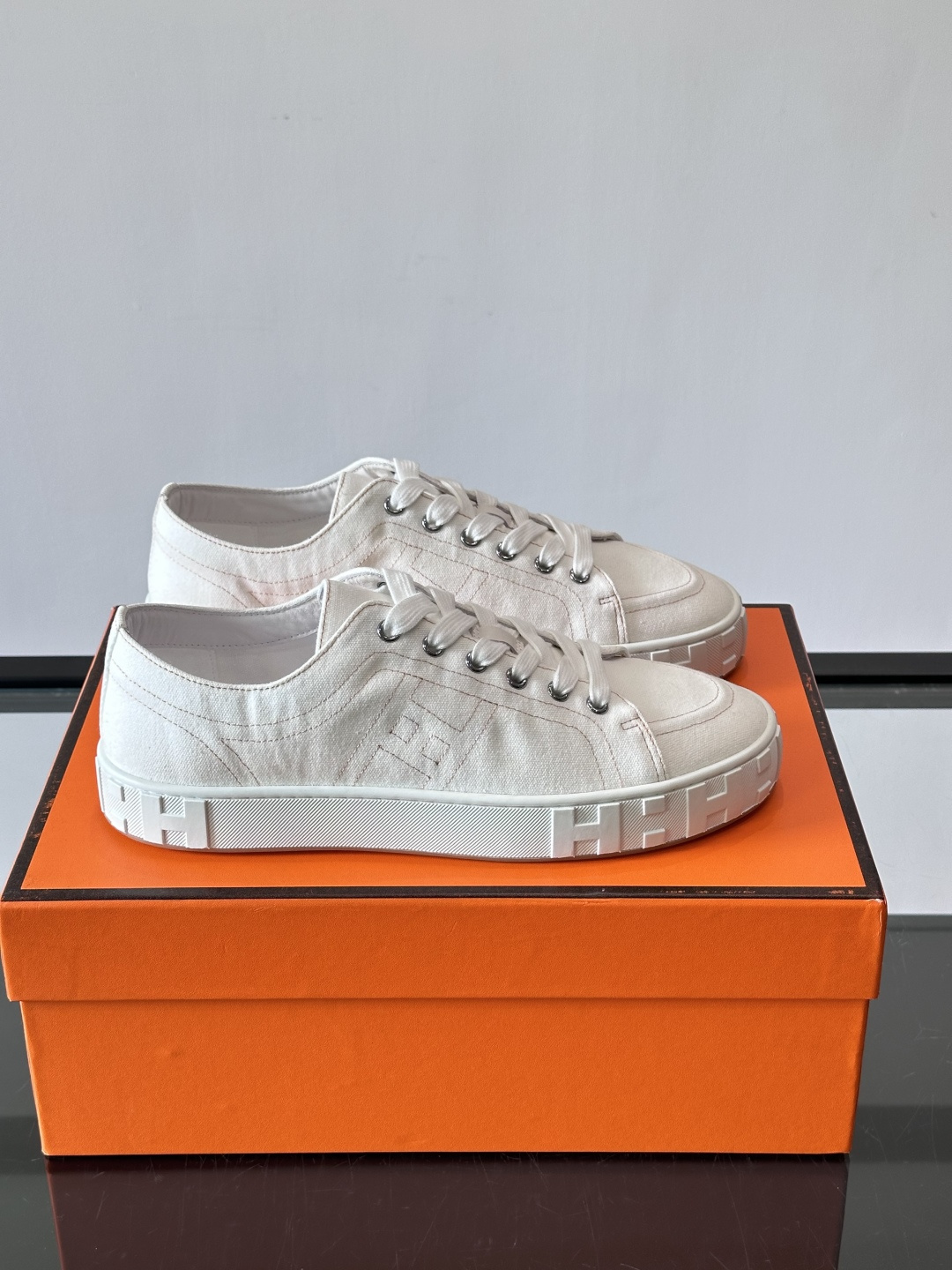 爱马仕Maxi运动鞋👟！低帮款鞋面采用棉质帆布和小牛皮运动鞋，搭配轻盈鞋底，饰有撞色“H”缝线。打造休闲