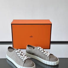 爱马仕Maxi运动鞋👟!低帮款鞋面采用棉质帆布和小牛皮运动鞋,搭配轻盈鞋底,饰有撞色“H”缝线。打造休闲 爱马仕Maxi运动鞋👟!低帮款鞋面采用棉质帆布和小牛皮运动鞋,搭配轻盈鞋底,饰有撞色“H”缝线。打造休闲