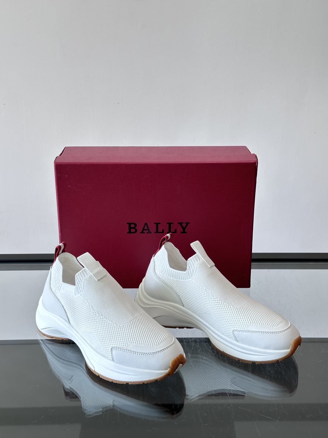 ​​BALLY（巴利）的 DEWAN T 针织袜套鞋​​，飞织网面鞋身，一脚蹬的袜套式设计，厚底，鞋跟处