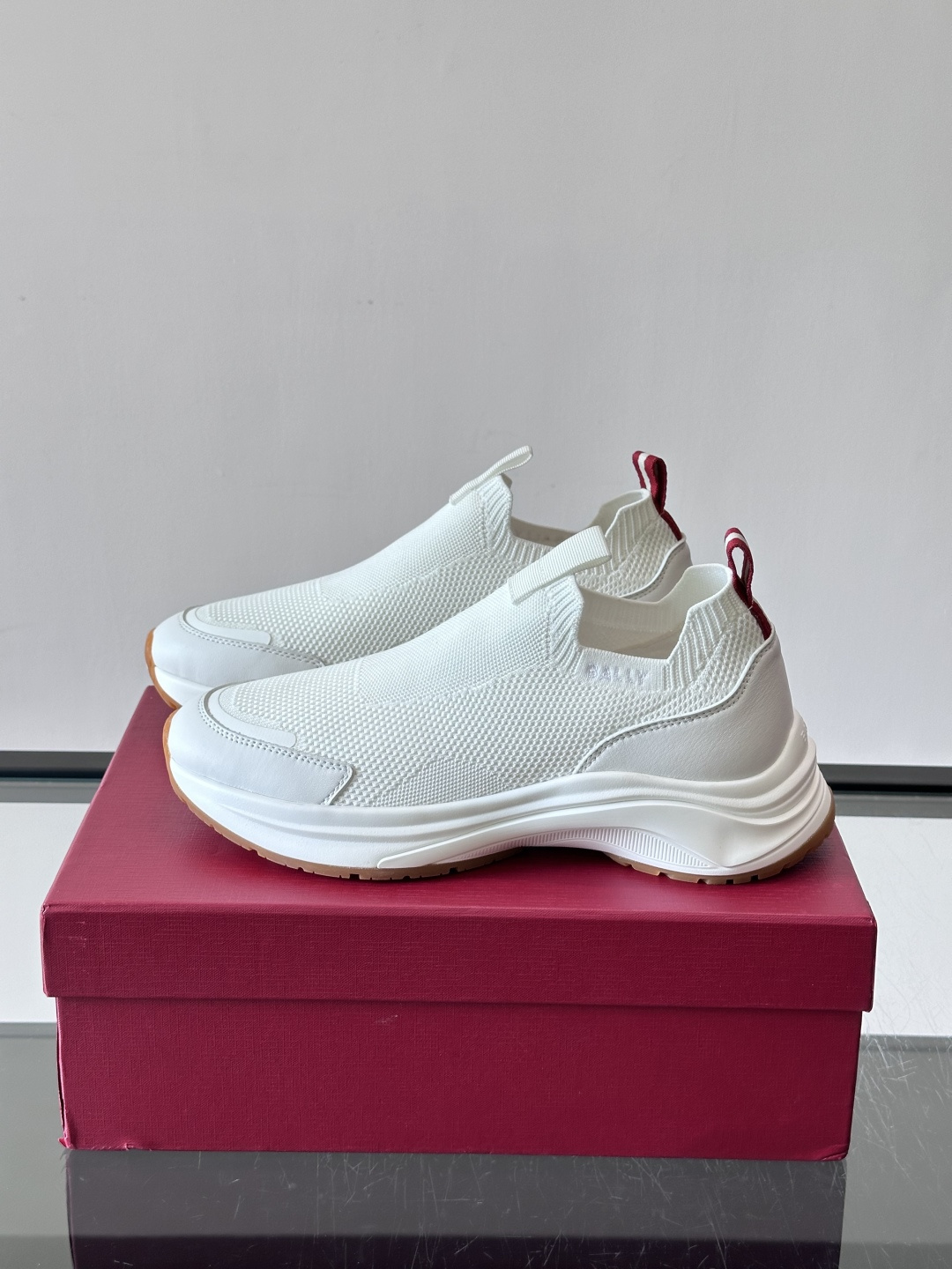 ​​BALLY（巴利）的 DEWAN T 针织袜套鞋​​，飞织网面鞋身，一脚蹬的袜套式设计，厚底，鞋跟处