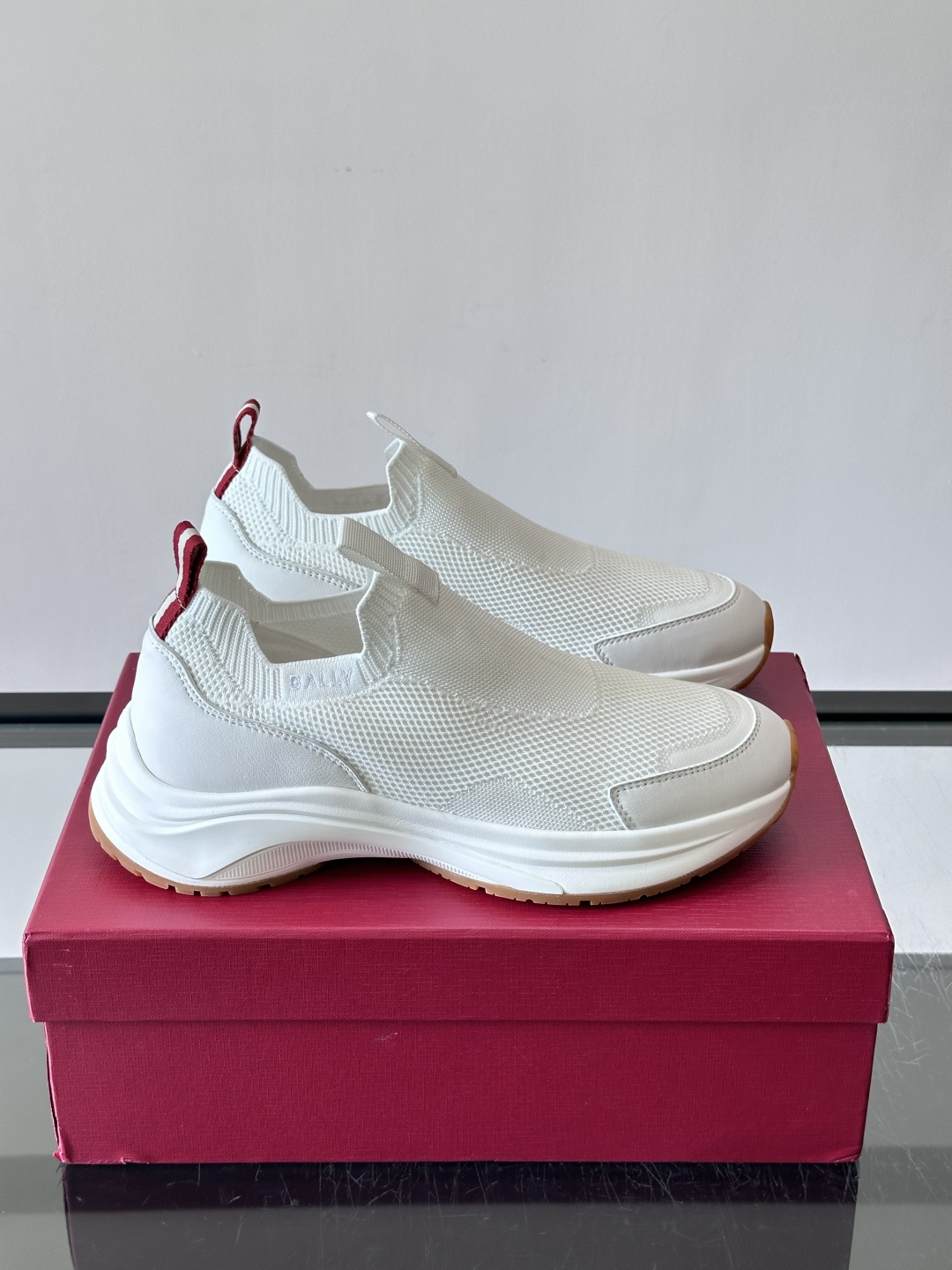 ​​BALLY（巴利）的 DEWAN T 针织袜套鞋​​，飞织网面鞋身，一脚蹬的袜套式设计，厚底，鞋跟处