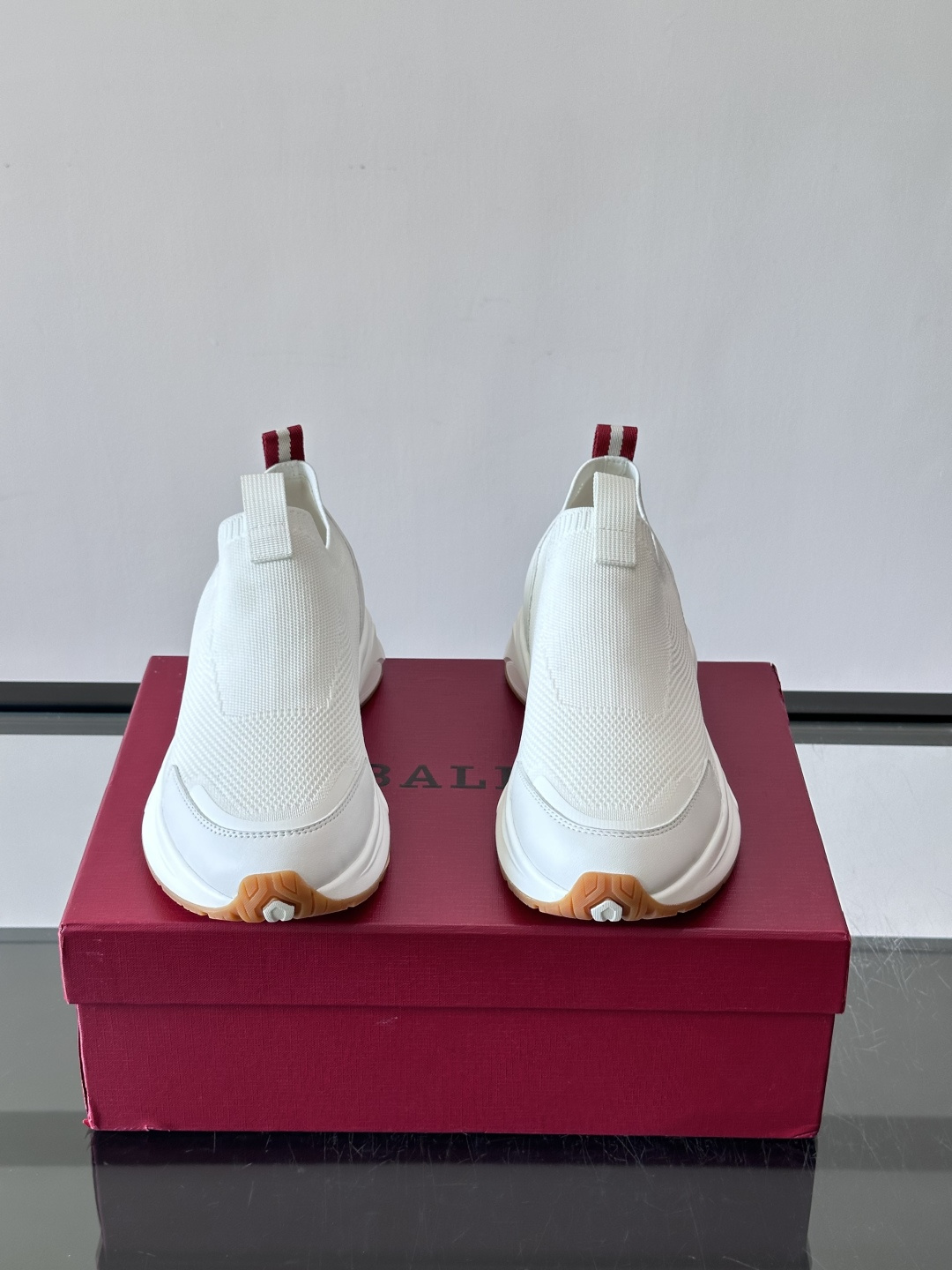​​BALLY（巴利）的 DEWAN T 针织袜套鞋​​，飞织网面鞋身，一脚蹬的袜套式设计，厚底，鞋跟处