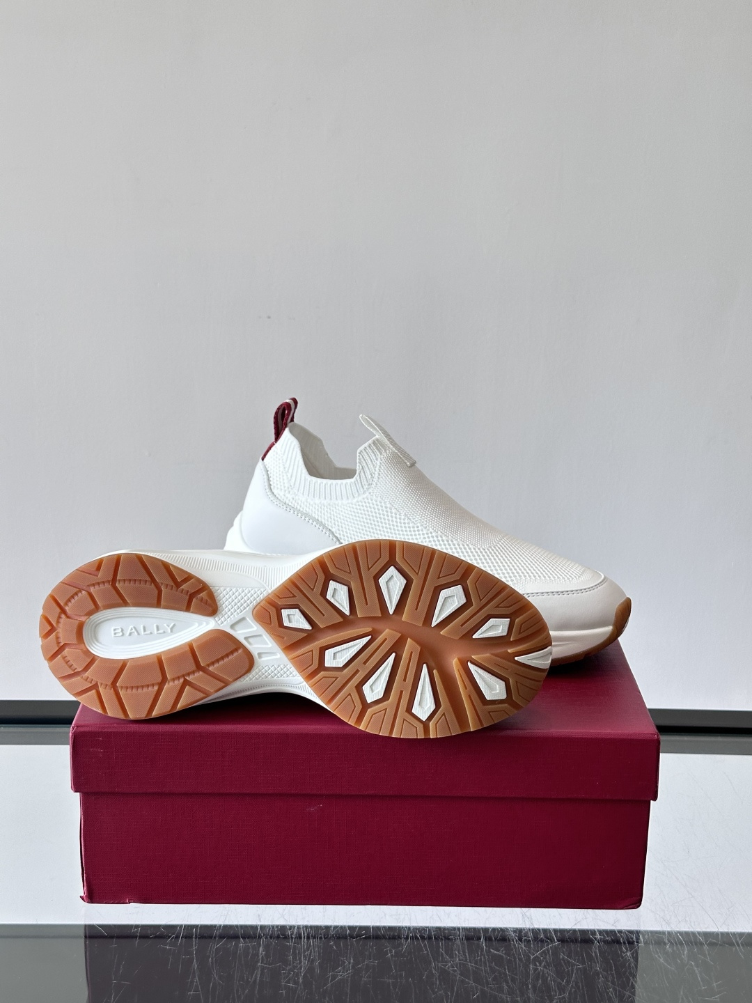 ​​BALLY（巴利）的 DEWAN T 针织袜套鞋​​，飞织网面鞋身，一脚蹬的袜套式设计，厚底，鞋跟处