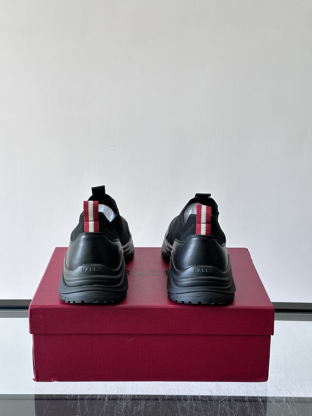 ​​BALLY（巴利）的 DEWAN T 针织袜套鞋​​，飞织网面鞋身，一脚蹬的袜套式设计，厚底，鞋跟处