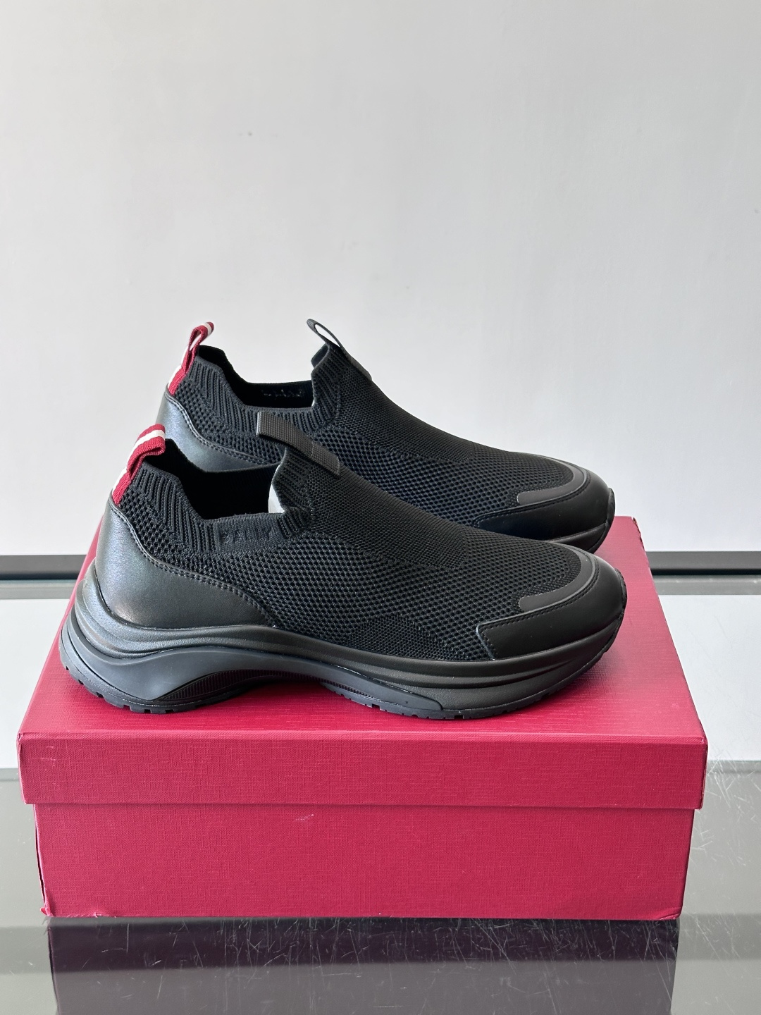 ​​BALLY（巴利）的 DEWAN T 针织袜套鞋​​，飞织网面鞋身，一脚蹬的袜套式设计，厚底，鞋跟处