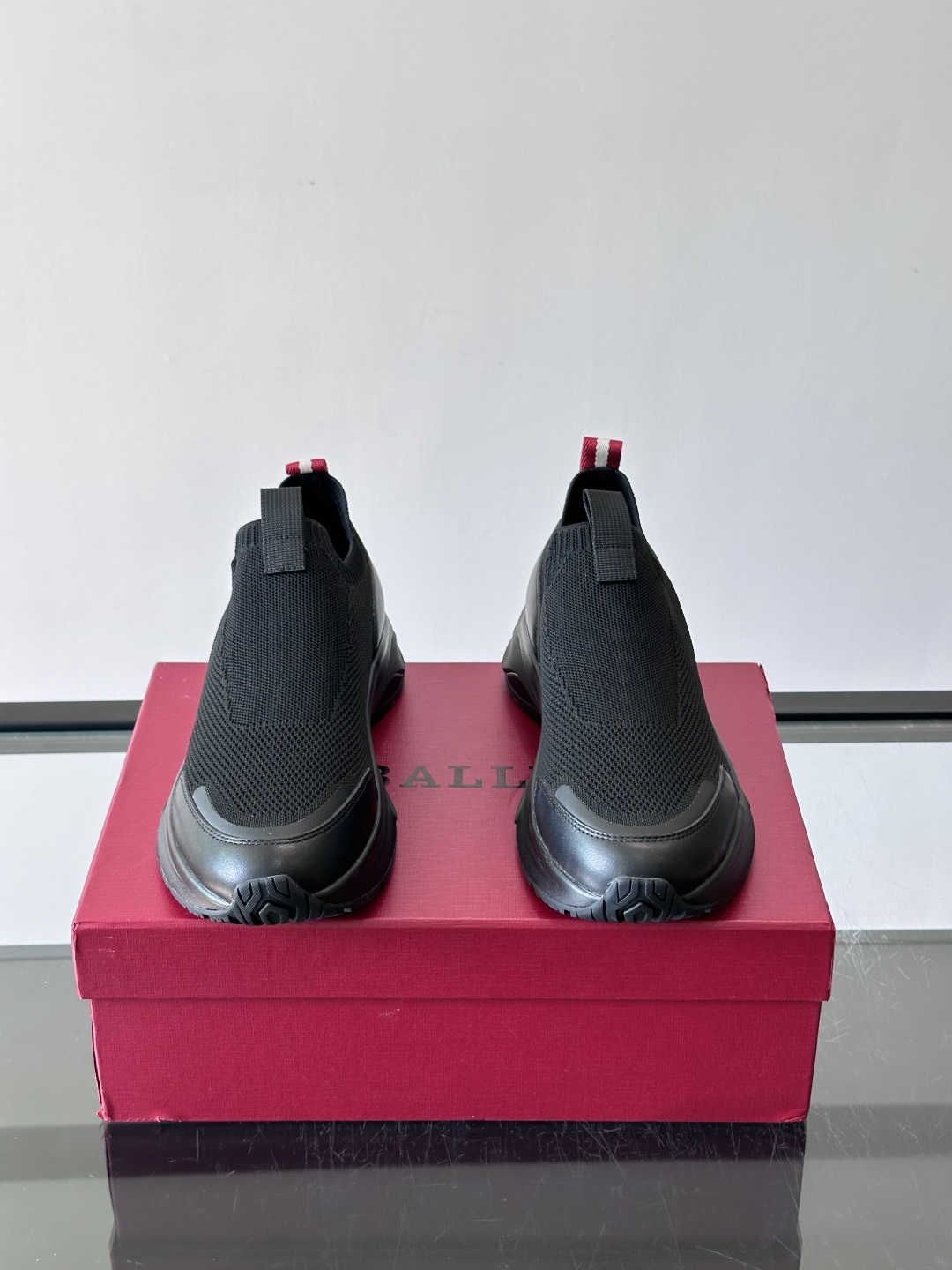 ​​BALLY（巴利）的 DEWAN T 针织袜套鞋​​，飞织网面鞋身，一脚蹬的袜套式设计，厚底，鞋跟处