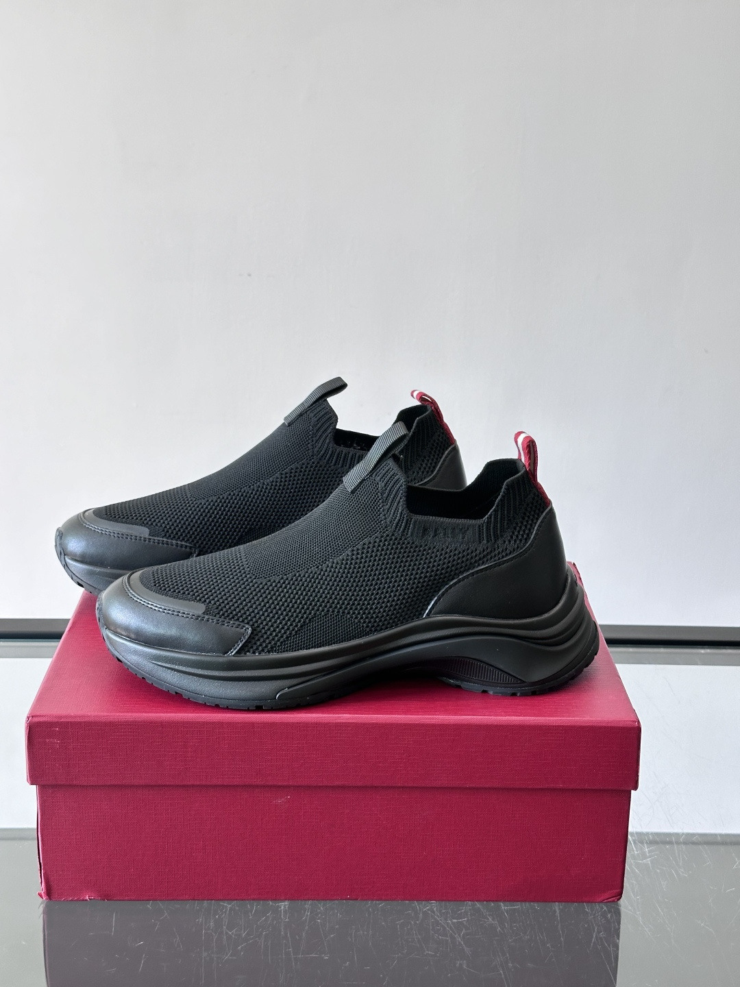 ​​BALLY（巴利）的 DEWAN T 针织袜套鞋​​，飞织网面鞋身，一脚蹬的袜套式设计，厚底，鞋跟处