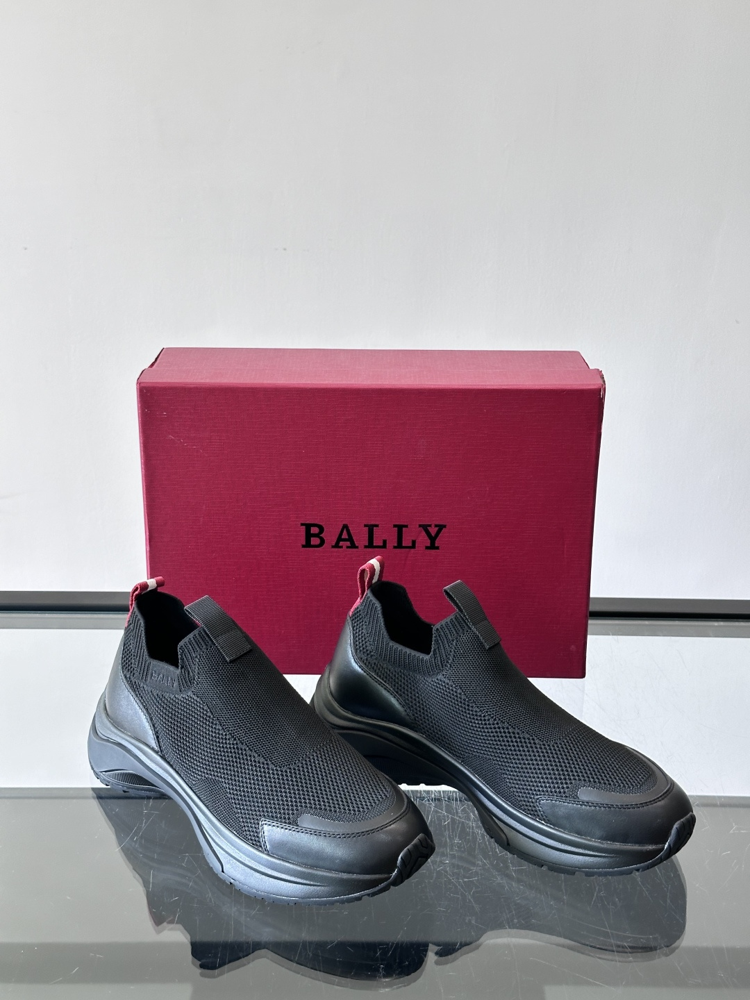 ​​BALLY（巴利）的 DEWAN T 针织袜套鞋​​，飞织网面鞋身，一脚蹬的袜套式设计，厚底，鞋跟处