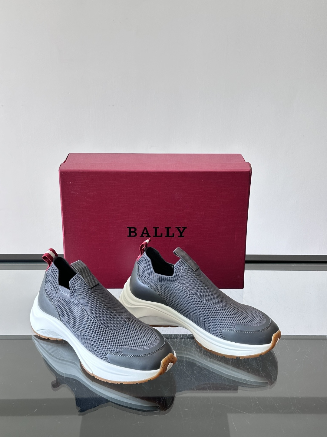 ​​BALLY（巴利）的 DEWAN T 针织袜套鞋​​，飞织网面鞋身，一脚蹬的袜套式设计，厚底，鞋跟处