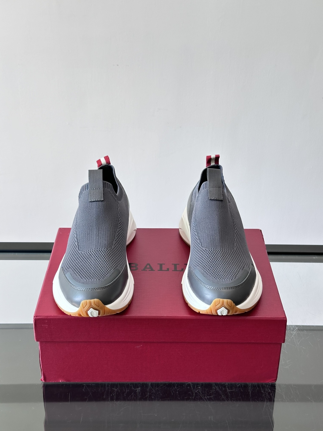 ​​BALLY（巴利）的 DEWAN T 针织袜套鞋​​，飞织网面鞋身，一脚蹬的袜套式设计，厚底，鞋跟处