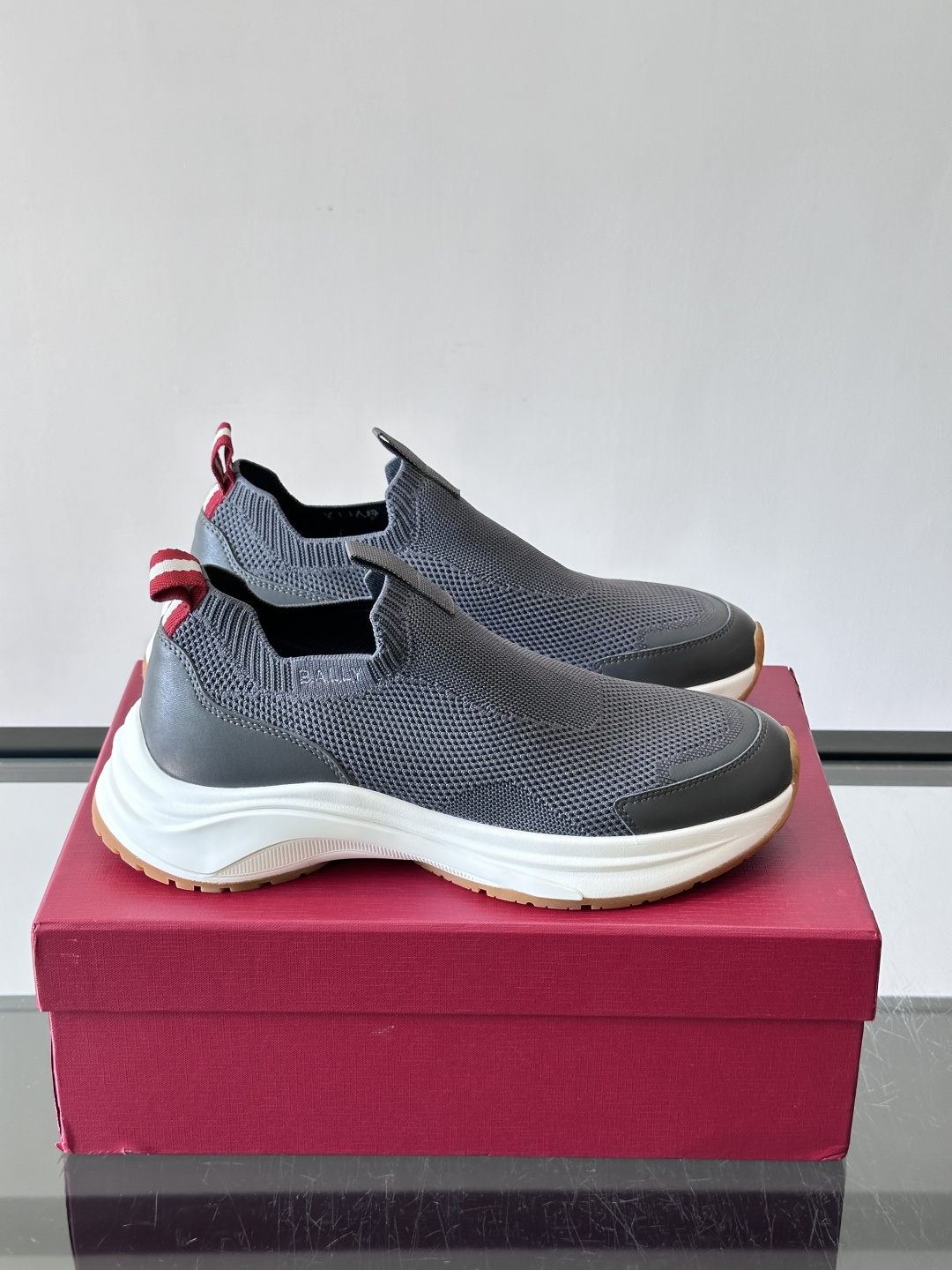 ​​BALLY（巴利）的 DEWAN T 针织袜套鞋​​，飞织网面鞋身，一脚蹬的袜套式设计，厚底，鞋跟处