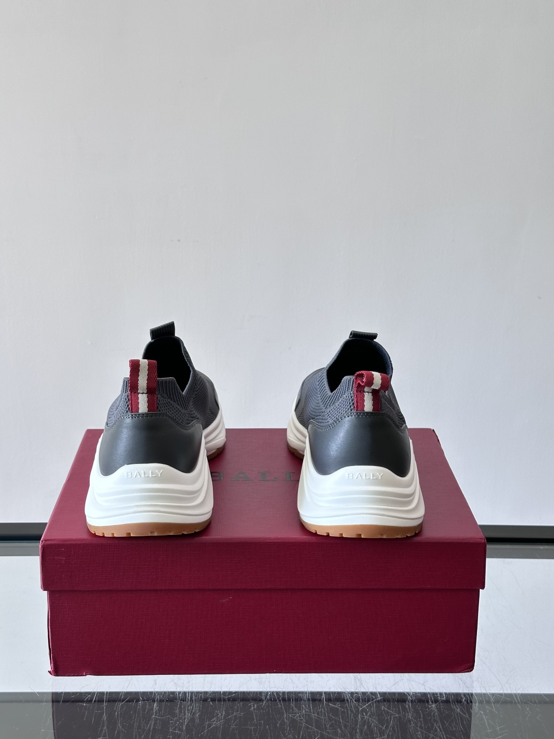 ​​BALLY（巴利）的 DEWAN T 针织袜套鞋​​，飞织网面鞋身，一脚蹬的袜套式设计，厚底，鞋跟处