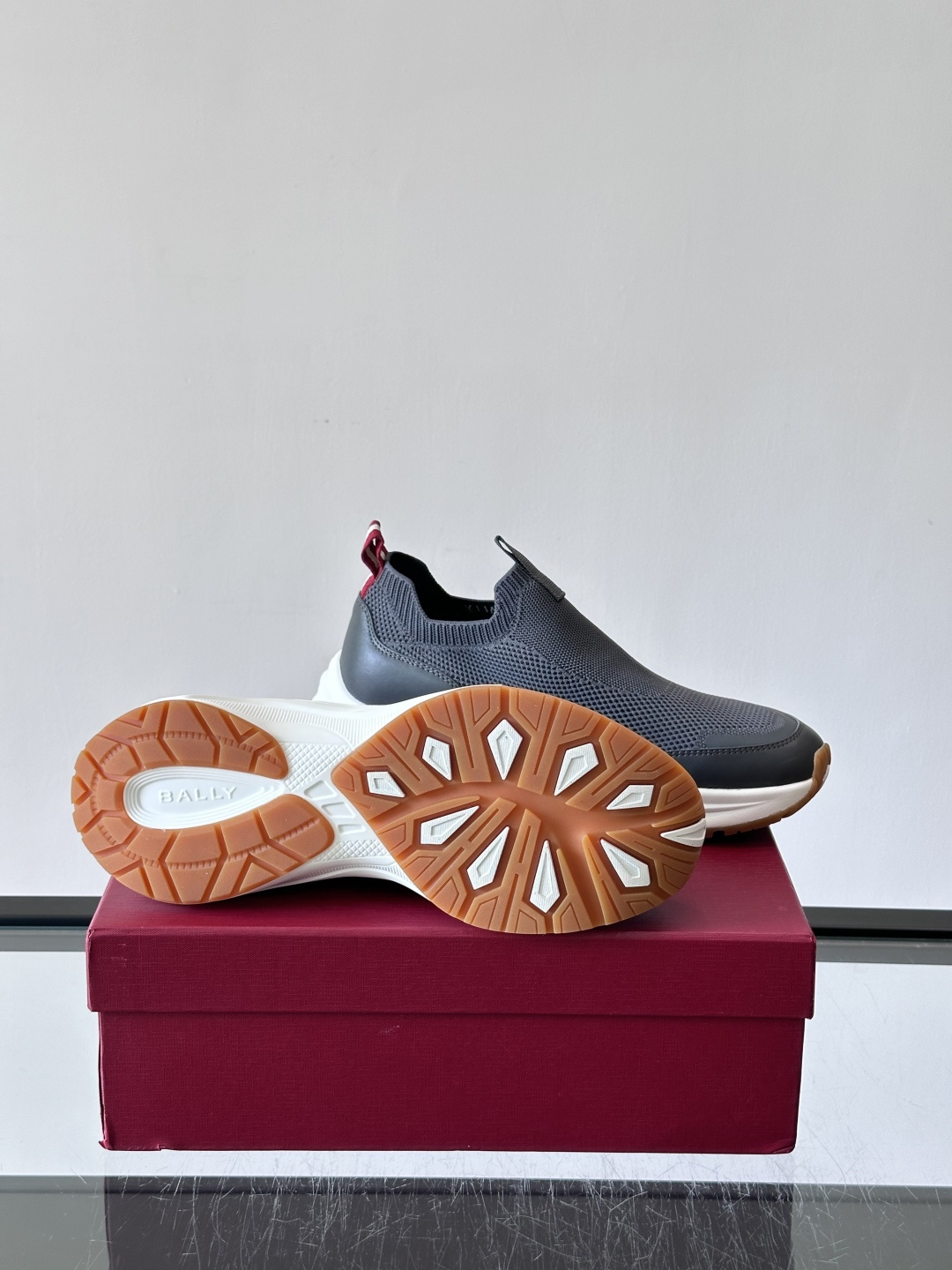 ​​BALLY（巴利）的 DEWAN T 针织袜套鞋​​，飞织网面鞋身，一脚蹬的袜套式设计，厚底，鞋跟处