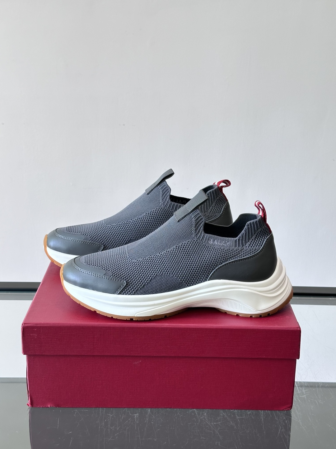 ​​BALLY（巴利）的 DEWAN T 针织袜套鞋​​，飞织网面鞋身，一脚蹬的袜套式设计，厚底，鞋跟处