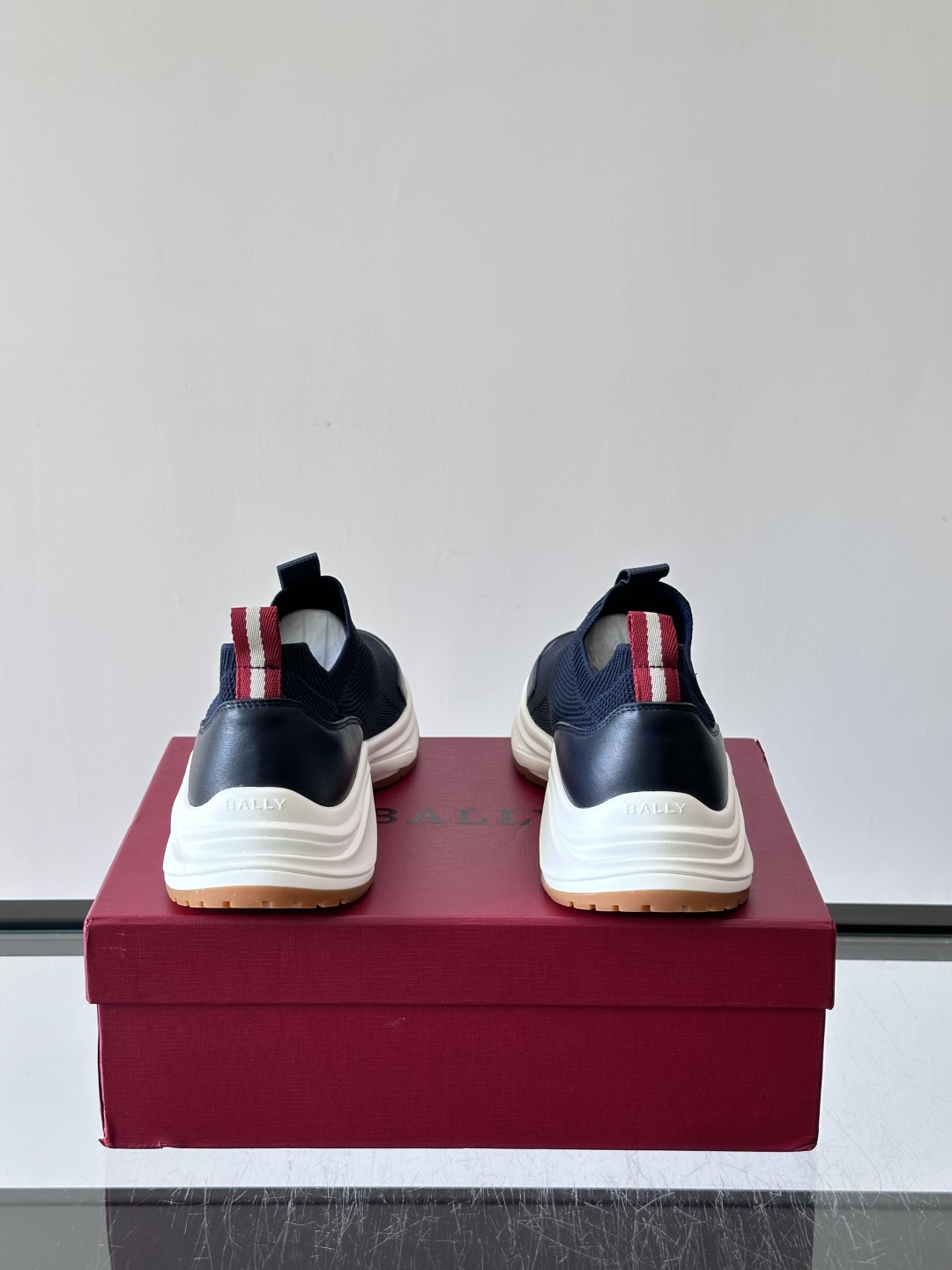 ​​BALLY（巴利）的 DEWAN T 针织袜套鞋​​，飞织网面鞋身，一脚蹬的袜套式设计，厚底，鞋跟处