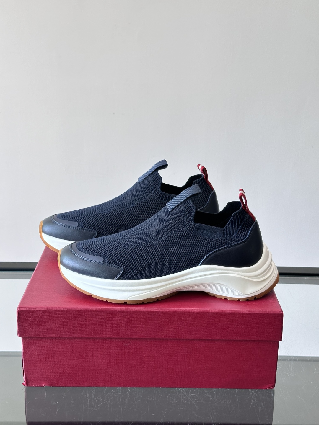 ​​BALLY（巴利）的 DEWAN T 针织袜套鞋​​，飞织网面鞋身，一脚蹬的袜套式设计，厚底，鞋跟处