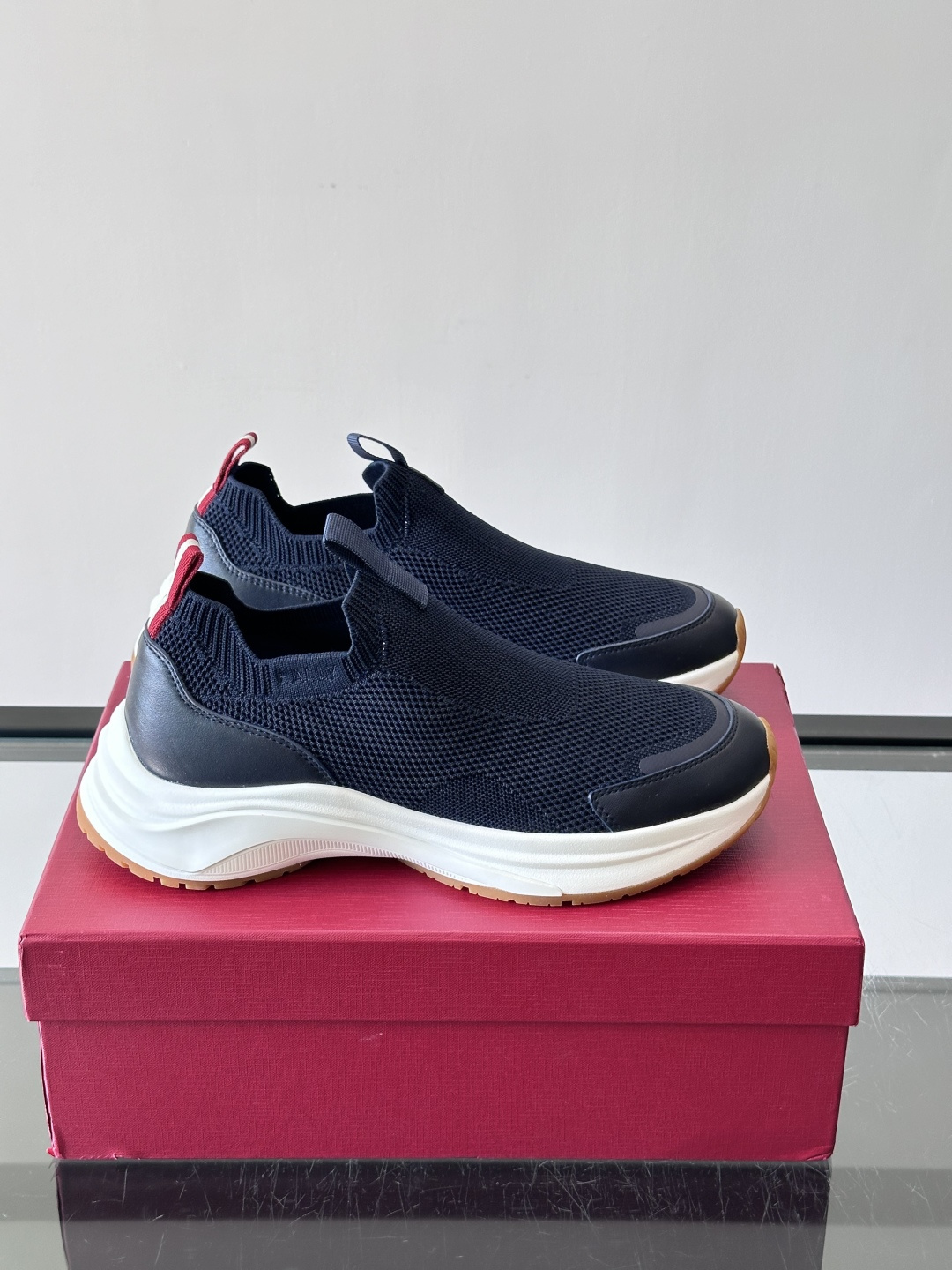 ​​BALLY（巴利）的 DEWAN T 针织袜套鞋​​，飞织网面鞋身，一脚蹬的袜套式设计，厚底，鞋跟处