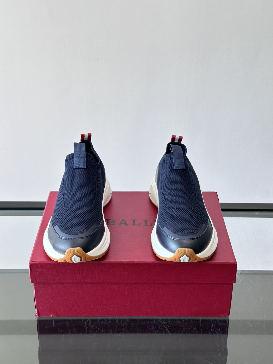 ​​BALLY（巴利）的 DEWAN T 针织袜套鞋​​，飞织网面鞋身，一脚蹬的袜套式设计，厚底，鞋跟处