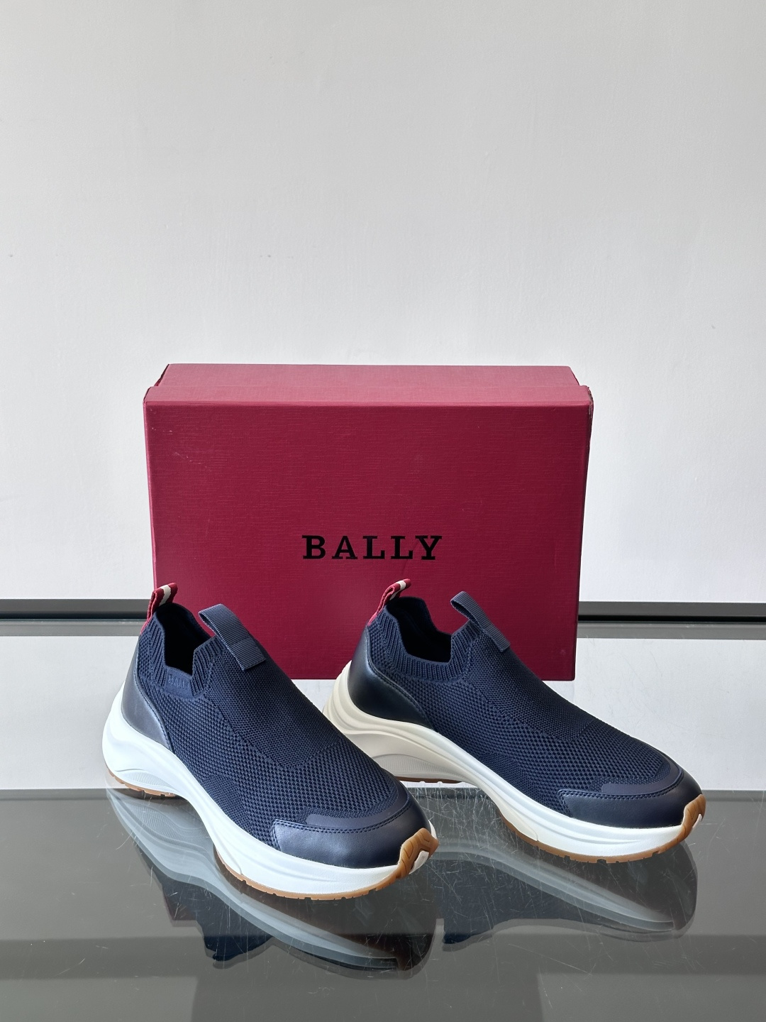 ​​BALLY（巴利）的 DEWAN T 针织袜套鞋​​，飞织网面鞋身，一脚蹬的袜套式设计，厚底，鞋跟处