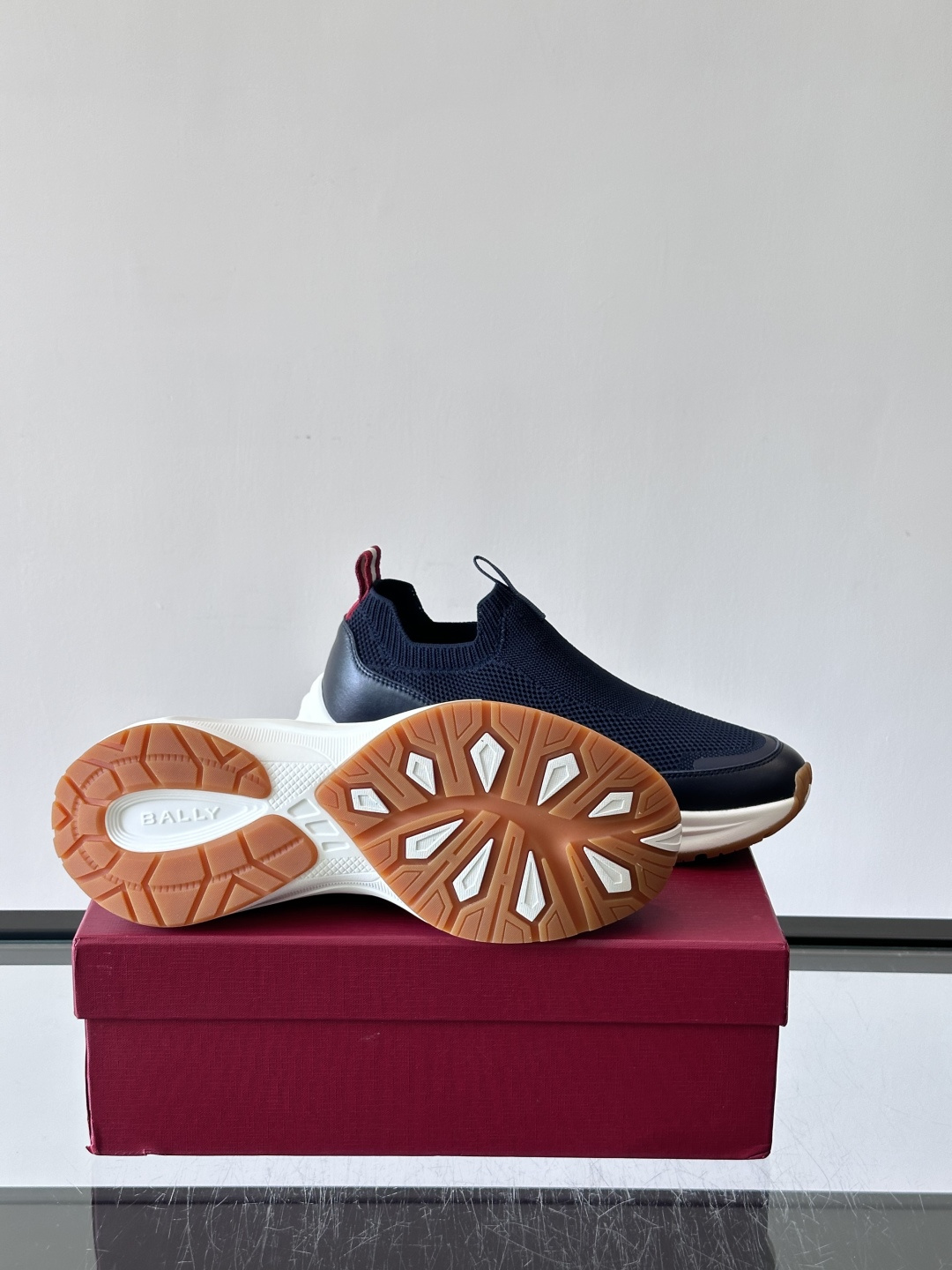 ​​BALLY（巴利）的 DEWAN T 针织袜套鞋​​，飞织网面鞋身，一脚蹬的袜套式设计，厚底，鞋跟处