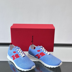Kiton奇顿的针织运动鞋,飞织工艺。飞织网面鞋身,白色鞋带和白色厚底,鞋舌处有 Kiton 小 Kiton奇顿的针织运动鞋,飞织工艺。飞织网面鞋身,白色鞋带和白色厚底,鞋舌处有 Kiton 小