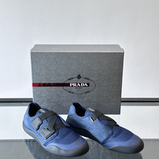 Prad*普拉达春夏新品男士高端运动鞋,这款运动鞋休闲百搭,选用头层牛皮打造,橡胶大底,脚感非常舒适,运用柔和简洁的线条 Prad*普拉达春夏新品男士高端运动鞋,这款运动鞋休闲百搭,选用头层牛皮打造,橡胶大底,脚感非常舒适,运用柔和简洁的线条