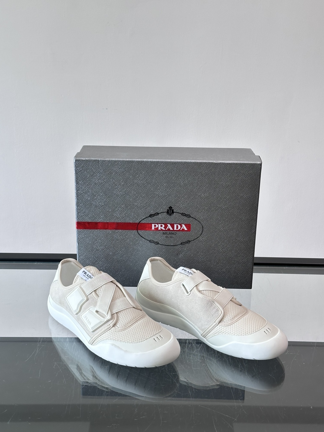 Prad*普拉达春夏新品男士高端运动鞋，这款运动鞋休闲百搭，选用头层牛皮打造，橡胶大底，脚感非常舒适，运用柔和简洁的线条