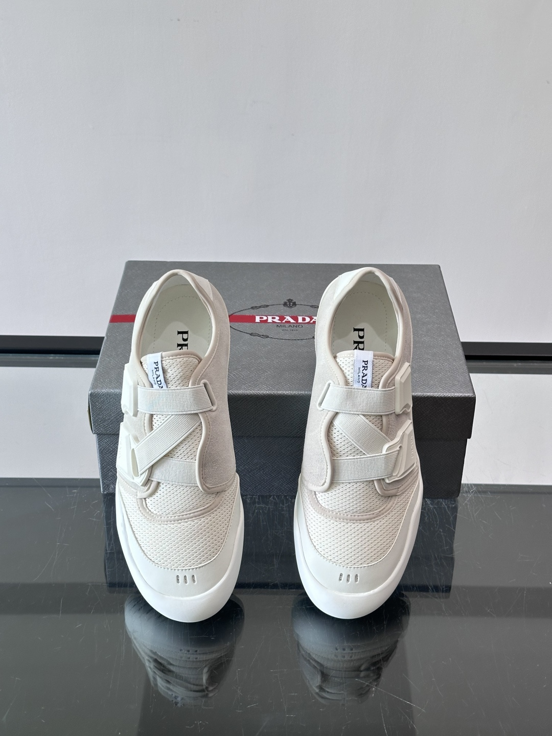 Prad*普拉达春夏新品男士高端运动鞋，这款运动鞋休闲百搭，选用头层牛皮打造，橡胶大底，脚感非常舒适，运用柔和简洁的线条