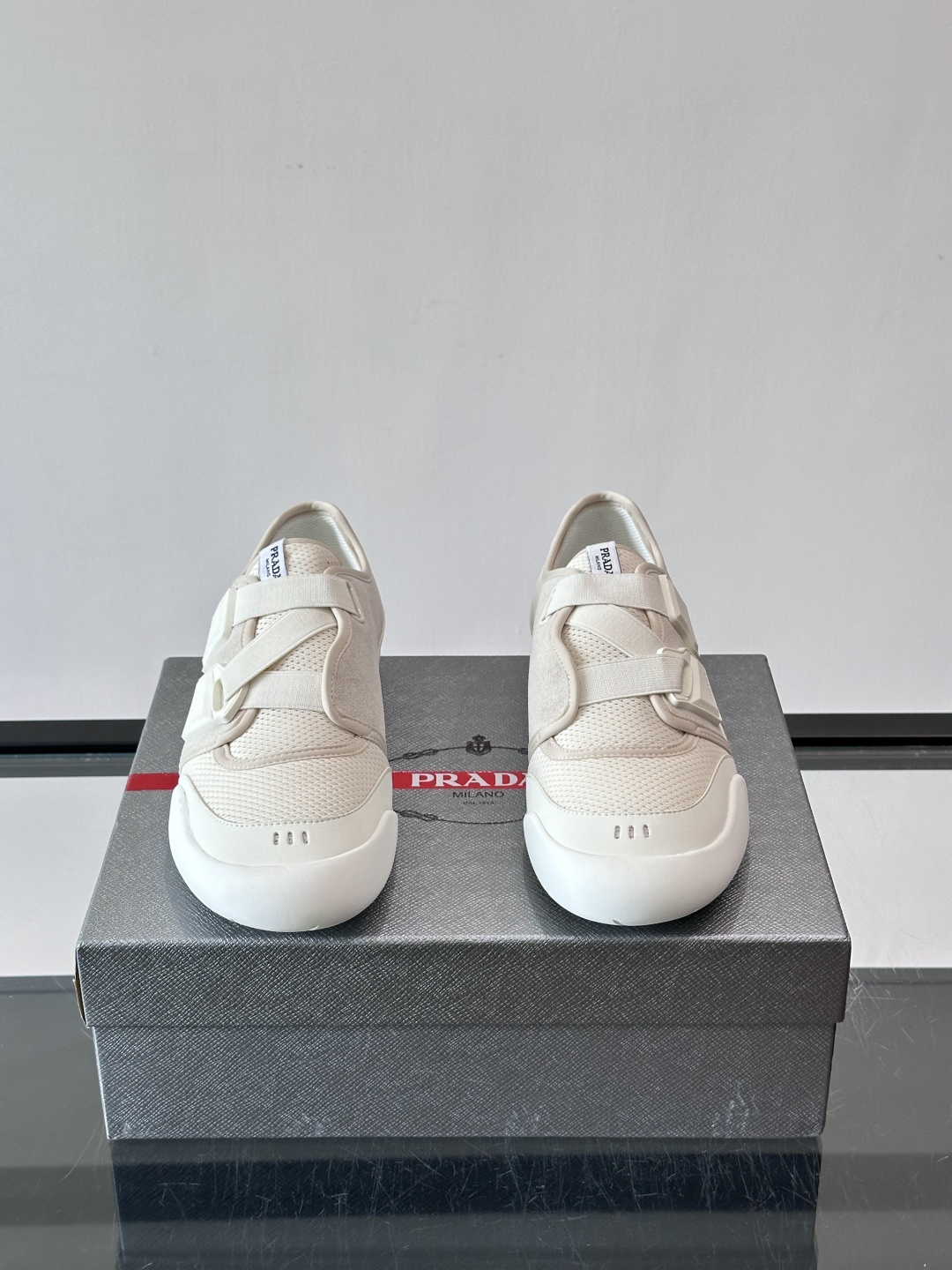 Prad*普拉达春夏新品男士高端运动鞋，这款运动鞋休闲百搭，选用头层牛皮打造，橡胶大底，脚感非常舒适，运用柔和简洁的线条