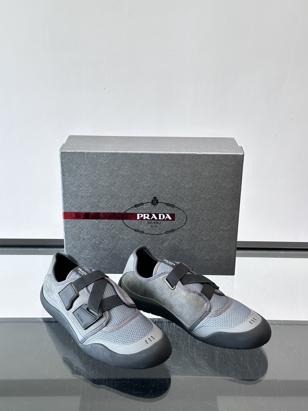 Prad*普拉达春夏新品男士高端运动鞋，这款运动鞋休闲百搭，选用头层牛皮打造，橡胶大底，脚感非常舒适，运用柔和简洁的线条