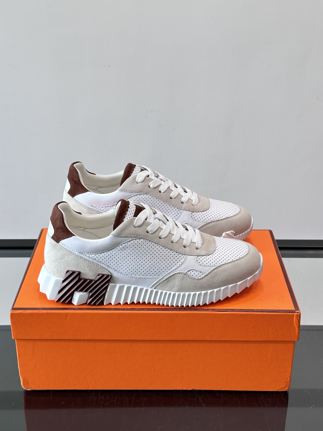 hermes爱马仕新款运动鞋Bouncing运动鞋👟!鞋面采用小牛皮和麂皮山羊皮运动鞋。轻盈鞋底装饰撞色图案,打造百搭时 hermes爱马仕新款运动鞋Bouncing运动鞋👟!鞋面采用小牛皮和麂皮山羊皮运动鞋。轻盈鞋底装饰撞色图案,打造百搭时