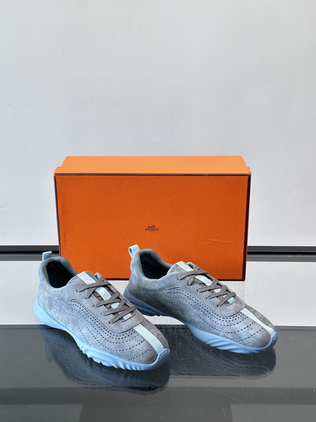 hermes爱马仕新款运动鞋Bouncing运动鞋👟！鞋面采用小牛皮和麂皮山羊皮运动鞋。轻盈鞋底装饰撞色图案，打造百搭时