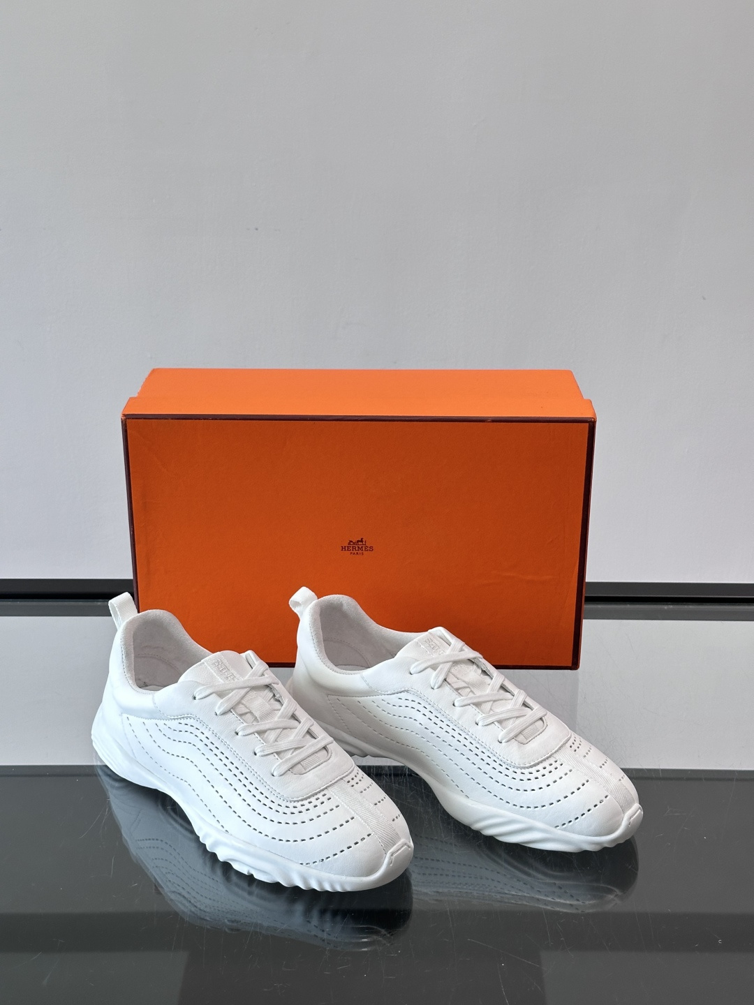 hermes爱马仕新款运动鞋Bouncing运动鞋👟!鞋面采用小牛皮和麂皮山羊皮运动鞋。轻盈鞋底装饰撞色图案,打造百搭时 hermes爱马仕新款运动鞋Bouncing运动鞋👟!鞋面采用小牛皮和麂皮山羊皮运动鞋。轻盈鞋底装饰撞色图案,打造百搭时
