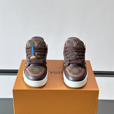 驴家 新配色 trainer运动鞋,本款 LV Trainer 运动鞋取材柔软粒面小牛皮,呈现纯净色调,后部#54标识追 驴家 新配色 trainer运动鞋,本款 LV Trainer 运动鞋取材柔软粒面小牛皮,呈现纯净色调,后部#54标识追