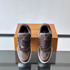驴家 新配色 trainer运动鞋,本款 LV Trainer 运动鞋取材柔软粒面小牛皮,呈现纯净色调,后部#54标识追 驴家 新配色 trainer运动鞋,本款 LV Trainer 运动鞋取材柔软粒面小牛皮,呈现纯净色调,后部#54标识追