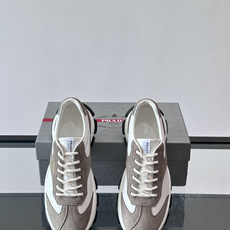 👟Prada男士休闲运动鞋,简约时尚,网布+皮革拼接,透气又有支撑力。橡胶鞋底防滑,日常穿搭或轻运动都OK!鞋侧低调Lo 👟Prada男士休闲运动鞋,简约时尚,网布+皮革拼接,透气又有支撑力。橡胶鞋底防滑,日常穿搭或轻运动都OK!鞋侧低调Lo