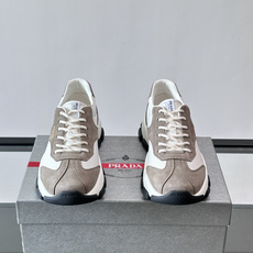 👟Prada男士休闲运动鞋,简约时尚,网布+皮革拼接,透气又有支撑力。橡胶鞋底防滑,日常穿搭或轻运动都OK!鞋侧低调Lo 👟Prada男士休闲运动鞋,简约时尚,网布+皮革拼接,透气又有支撑力。橡胶鞋底防滑,日常穿搭或轻运动都OK!鞋侧低调Lo