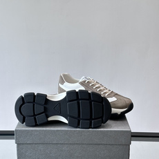 👟Prada男士休闲运动鞋,简约时尚,网布+皮革拼接,透气又有支撑力。橡胶鞋底防滑,日常穿搭或轻运动都OK!鞋侧低调Lo 👟Prada男士休闲运动鞋,简约时尚,网布+皮革拼接,透气又有支撑力。橡胶鞋底防滑,日常穿搭或轻运动都OK!鞋侧低调Lo