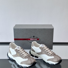 👟Prada男士休闲运动鞋,简约时尚,网布+皮革拼接,透气又有支撑力。橡胶鞋底防滑,日常穿搭或轻运动都OK!鞋侧低调Lo 👟Prada男士休闲运动鞋,简约时尚,网布+皮革拼接,透气又有支撑力。橡胶鞋底防滑,日常穿搭或轻运动都OK!鞋侧低调Lo