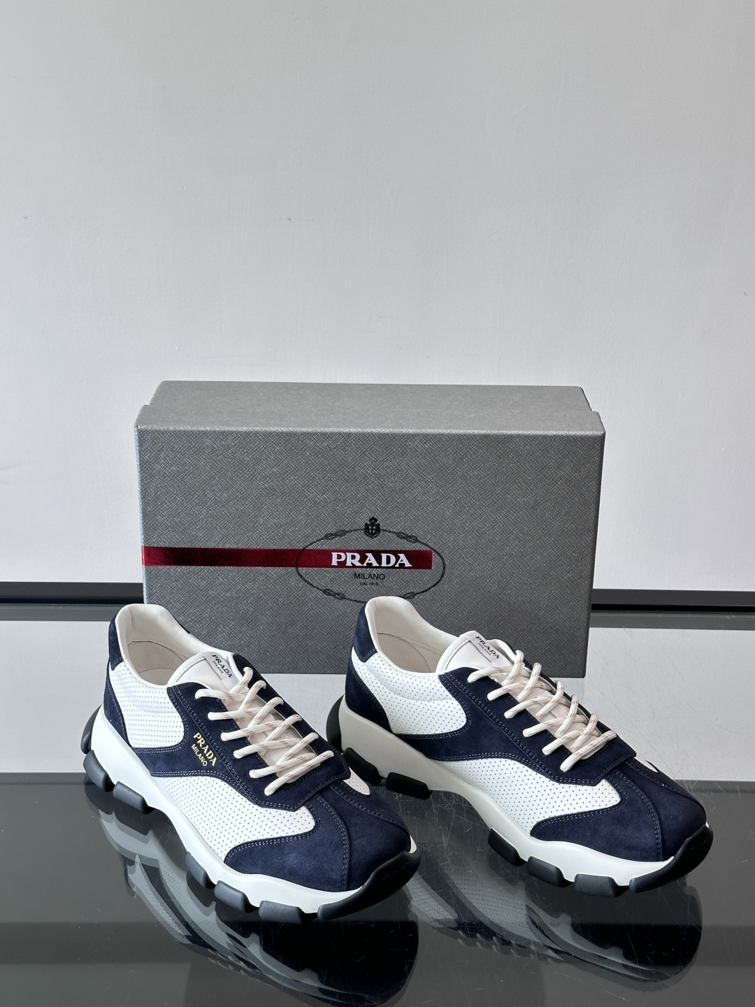 👟Prada男士休闲运动鞋,简约时尚,网布+皮革拼接,透气又有支撑力。橡胶鞋底防滑,日常穿搭或轻运动都OK!鞋侧低调Lo 👟Prada男士休闲运动鞋,简约时尚,网布+皮革拼接,透气又有支撑力。橡胶鞋底防滑,日常穿搭或轻运动都OK!鞋侧低调Lo