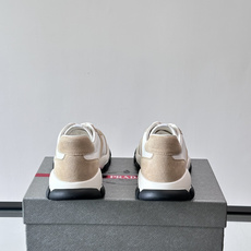 👟Prada男士休闲运动鞋,简约时尚,网布+皮革拼接,透气又有支撑力。橡胶鞋底防滑,日常穿搭或轻运动都OK!鞋侧低调Lo 👟Prada男士休闲运动鞋,简约时尚,网布+皮革拼接,透气又有支撑力。橡胶鞋底防滑,日常穿搭或轻运动都OK!鞋侧低调Lo