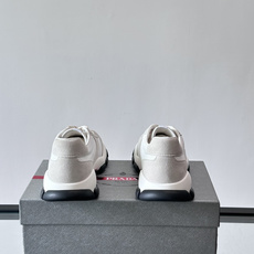 👟Prada男士休闲运动鞋,简约时尚,网布+皮革拼接,透气又有支撑力。橡胶鞋底防滑,日常穿搭或轻运动都OK!鞋侧低调Lo 👟Prada男士休闲运动鞋,简约时尚,网布+皮革拼接,透气又有支撑力。橡胶鞋底防滑,日常穿搭或轻运动都OK!鞋侧低调Lo