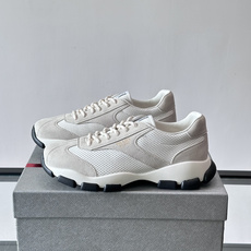 👟Prada男士休闲运动鞋,简约时尚,网布+皮革拼接,透气又有支撑力。橡胶鞋底防滑,日常穿搭或轻运动都OK!鞋侧低调Lo 👟Prada男士休闲运动鞋,简约时尚,网布+皮革拼接,透气又有支撑力。橡胶鞋底防滑,日常穿搭或轻运动都OK!鞋侧低调Lo