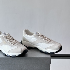 👟Prada男士休闲运动鞋,简约时尚,网布+皮革拼接,透气又有支撑力。橡胶鞋底防滑,日常穿搭或轻运动都OK!鞋侧低调Lo 👟Prada男士休闲运动鞋,简约时尚,网布+皮革拼接,透气又有支撑力。橡胶鞋底防滑,日常穿搭或轻运动都OK!鞋侧低调Lo