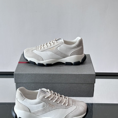 👟Prada男士休闲运动鞋,简约时尚,网布+皮革拼接,透气又有支撑力。橡胶鞋底防滑,日常穿搭或轻运动都OK!鞋侧低调Lo 👟Prada男士休闲运动鞋,简约时尚,网布+皮革拼接,透气又有支撑力。橡胶鞋底防滑,日常穿搭或轻运动都OK!鞋侧低调Lo
