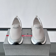 Prada 男士运动鞋,采用网布+织物拼接,搭配标志性logo,穿脱超方便!厚底设计,缓震舒适,日常穿搭或轻运动都OK✨ Prada 男士运动鞋,采用网布+织物拼接,搭配标志性logo,穿脱超方便!厚底设计,缓震舒适,日常穿搭或轻运动都OK✨