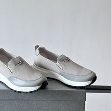 Prada 男士运动鞋,采用网布+织物拼接,搭配标志性logo,穿脱超方便!厚底设计,缓震舒适,日常穿搭或轻运动都OK✨ Prada 男士运动鞋,采用网布+织物拼接,搭配标志性logo,穿脱超方便!厚底设计,缓震舒适,日常穿搭或轻运动都OK✨