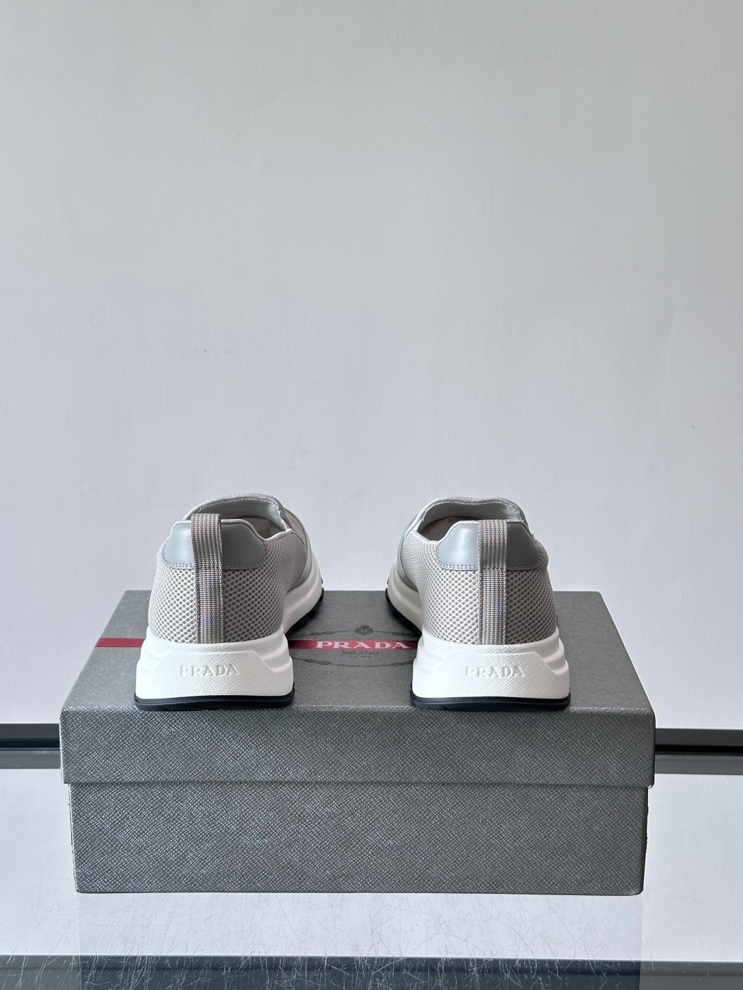 Prada 男士运动鞋,采用网布+织物拼接,搭配标志性logo,穿脱超方便!厚底设计,缓震舒适,日常穿搭或轻运动都OK✨ Prada 男士运动鞋,采用网布+织物拼接,搭配标志性logo,穿脱超方便!厚底设计,缓震舒适,日常穿搭或轻运动都OK✨