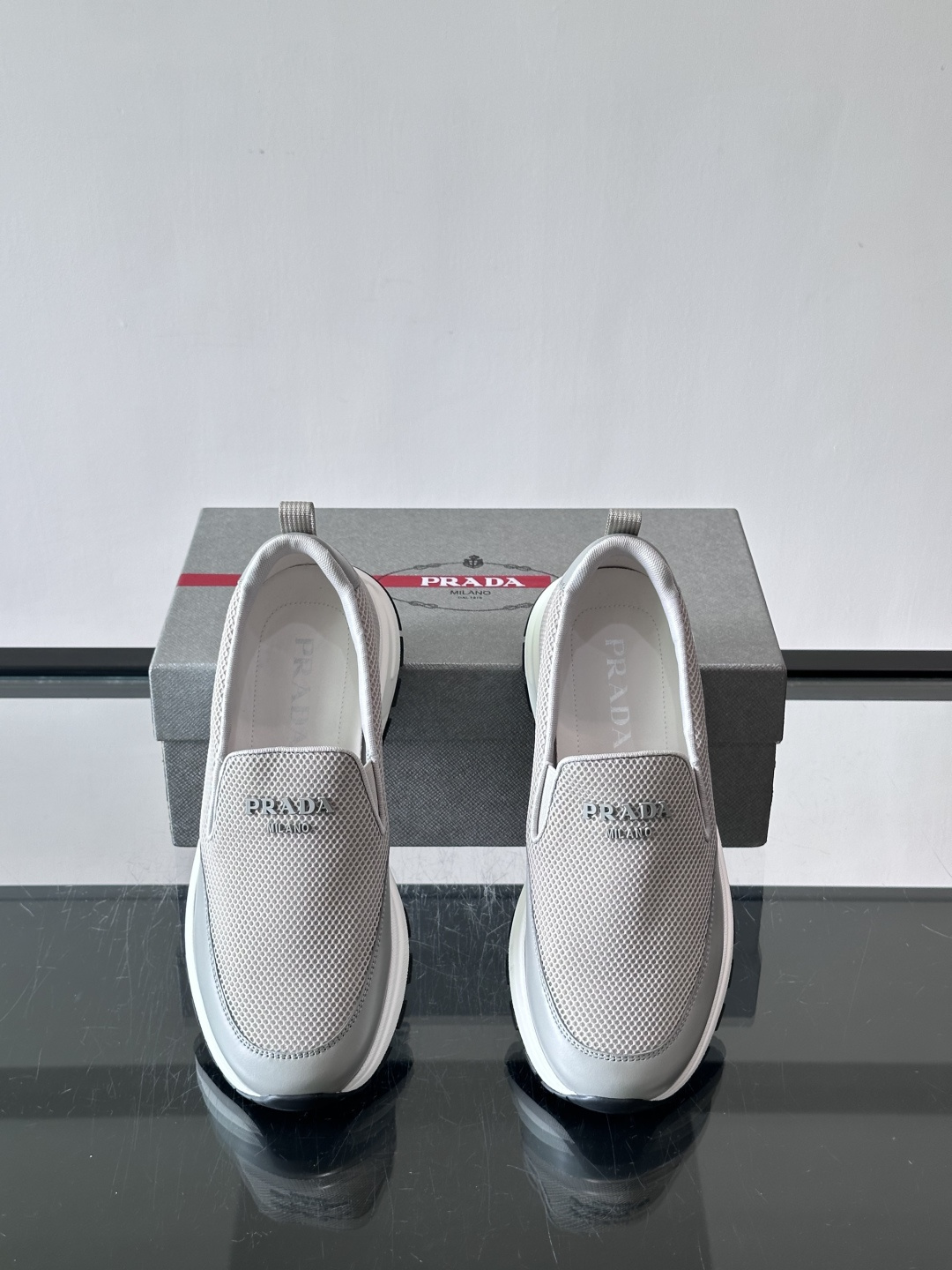 Prada 男士运动鞋,采用网布+织物拼接,搭配标志性logo,穿脱超方便!厚底设计,缓震舒适,日常穿搭或轻运动都OK✨ Prada 男士运动鞋,采用网布+织物拼接,搭配标志性logo,穿脱超方便!厚底设计,缓震舒适,日常穿搭或轻运动都OK✨