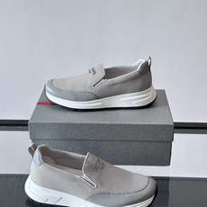Prada 男士运动鞋,采用网布+织物拼接,搭配标志性logo,穿脱超方便!厚底设计,缓震舒适,日常穿搭或轻运动都OK✨ Prada 男士运动鞋,采用网布+织物拼接,搭配标志性logo,穿脱超方便!厚底设计,缓震舒适,日常穿搭或轻运动都OK✨